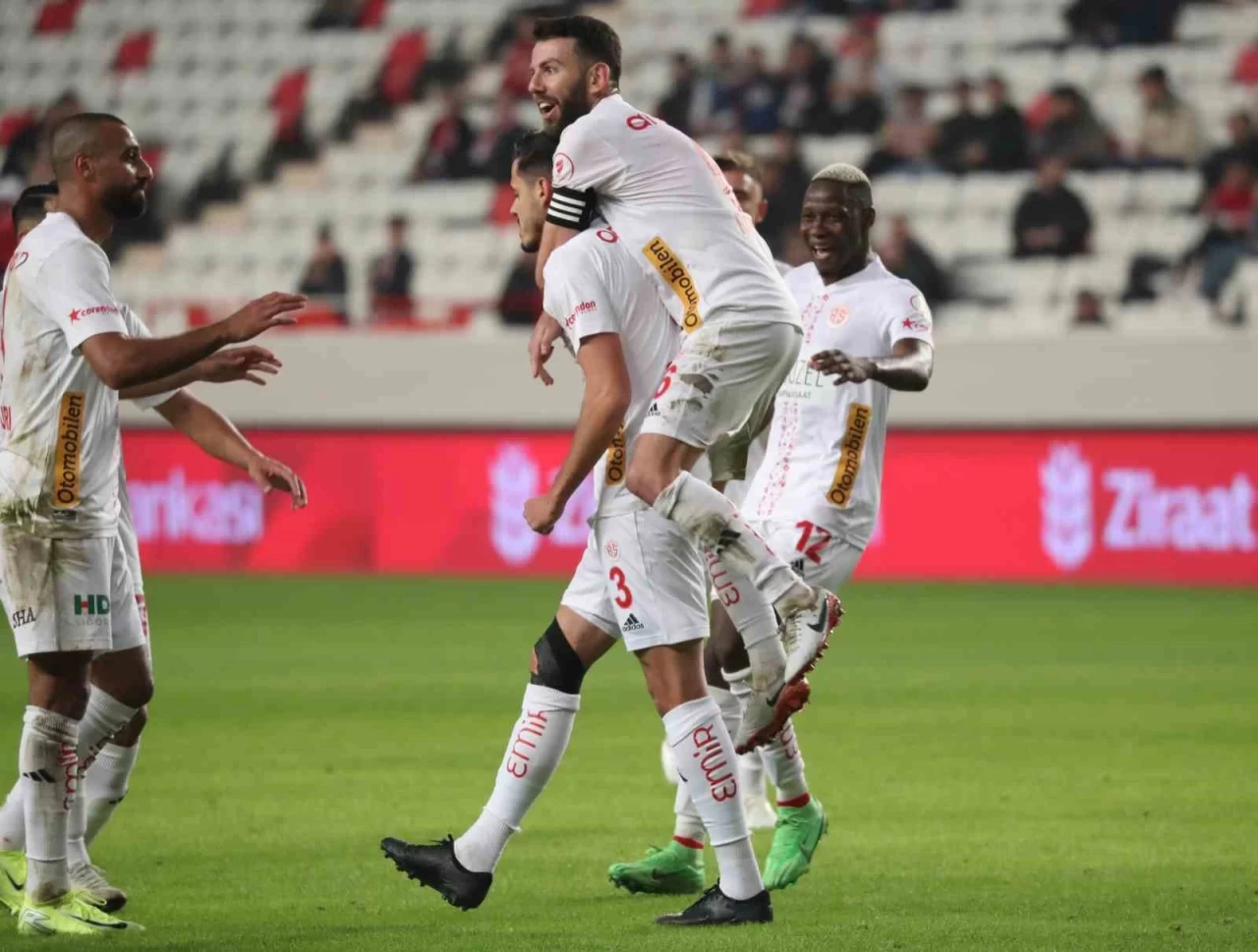 Antalyaspor, Kocaelispor'u 3-1 mağlup ederek Ziraat Türkiye Kupası'na galibiyetle başladı