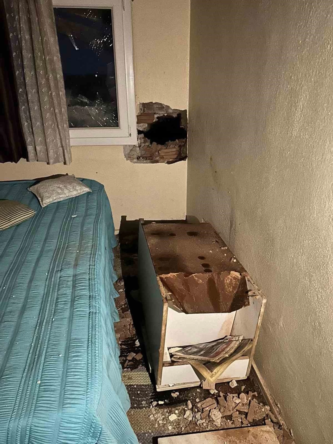 Çeşme'de Yıldırım Düşen Evde Hasar Oluştu, Bölge Sakinleri Korku Dolu Anlar Yaşadı