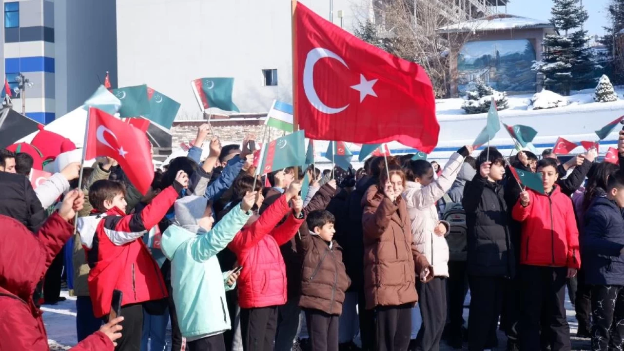 Erzurum’da EİT 2025 Kış Oyunları'na renkli açılış… Kortej yürüyüşü başladı