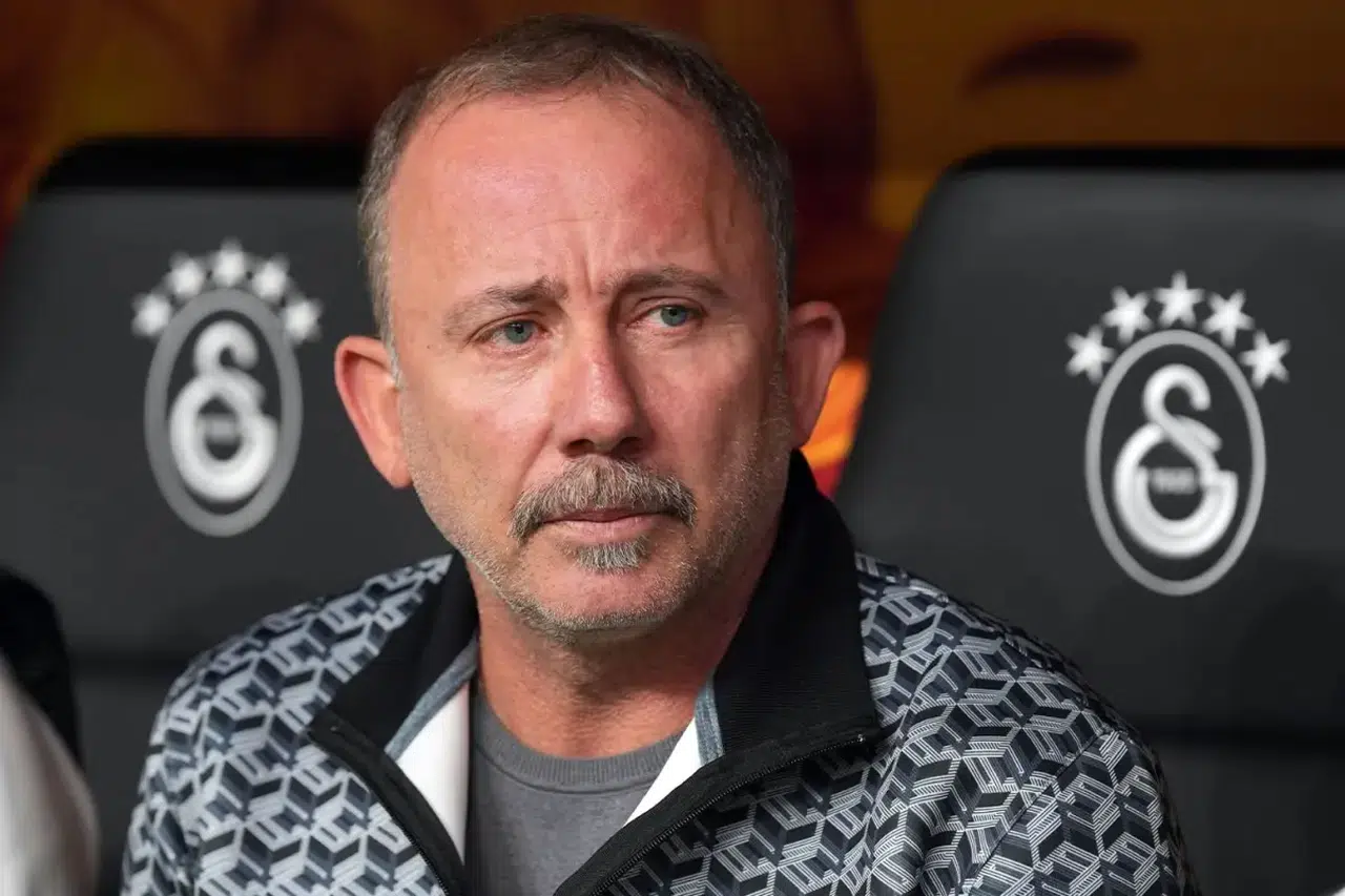 Sergen Yalçın gözyaşlarını zor tuttu! Galatasaray taraftarından anlamlı pankart