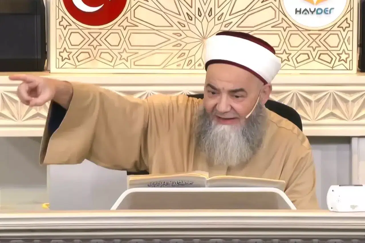 Cübbeli Ahmet Hoca’dan Selefilere Sert Tepki: “Bu Ülkeyi Kime Peşkeş Çekmek İstiyorsunuz?”