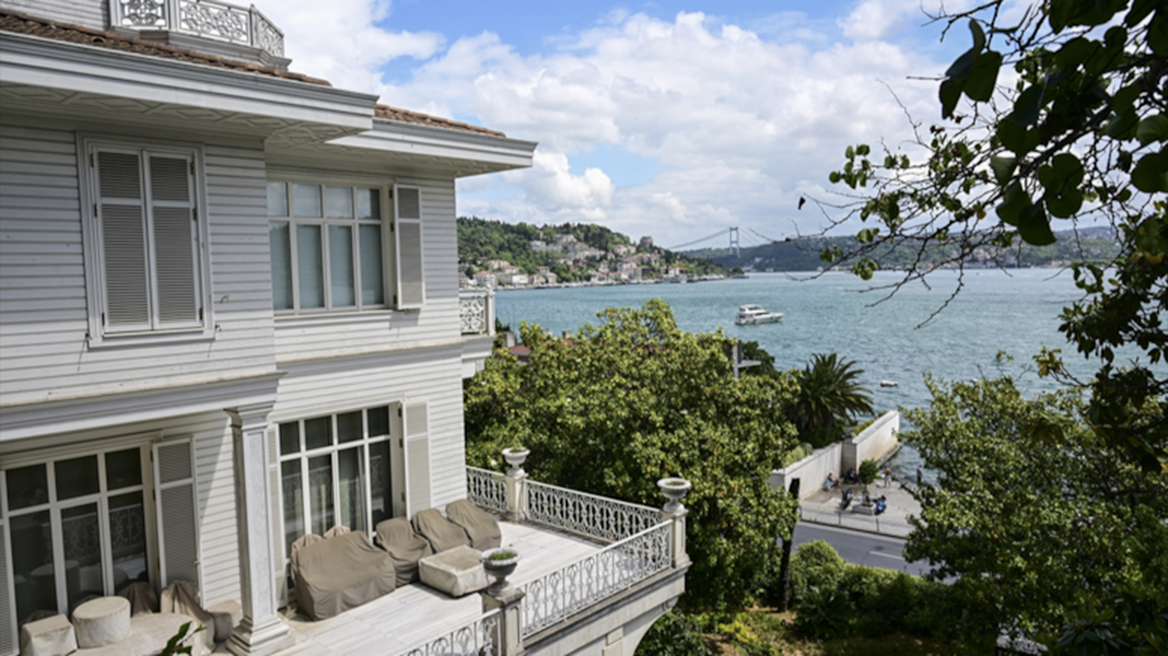 FETÖ Firarisi Akın İpek’in Boğaz’daki ‘Beyaz Köşk’ü Satıldı