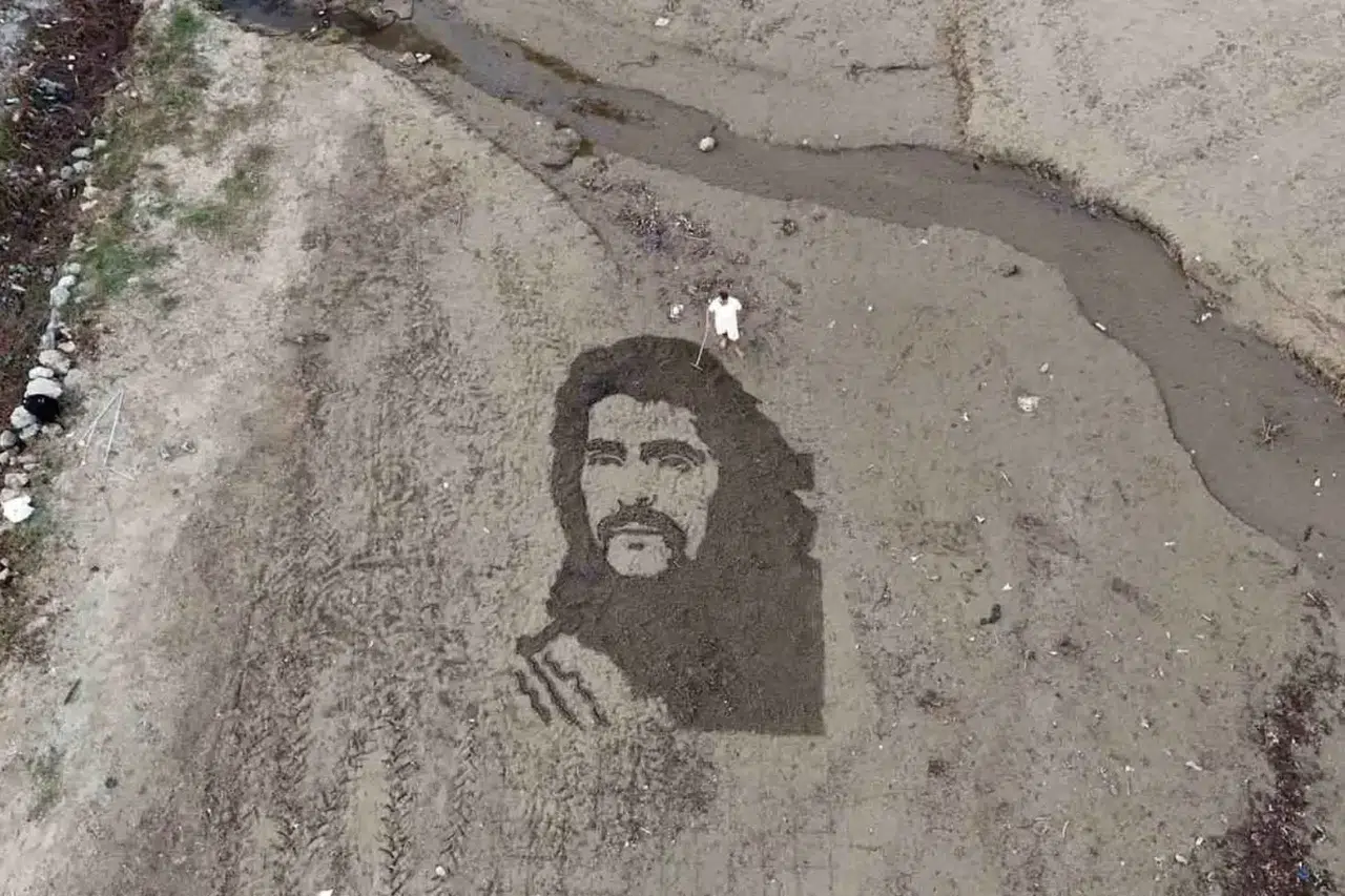 Alanya sahilinde mucize an! İranlı sanatçı Barış Manço’yu kuma çizdi, görenleri duygulandırdı