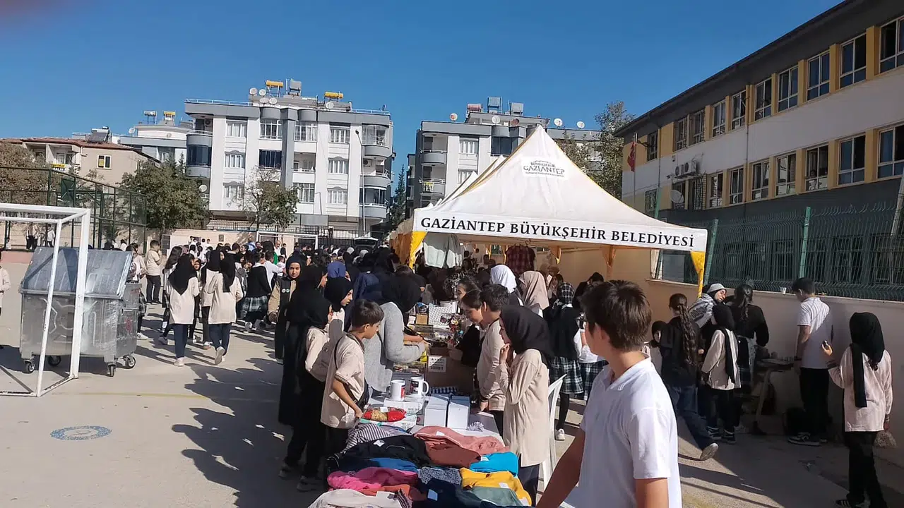 Emine Konukoğlu İmam Hatip öğrencilerinden Gazze kermesi