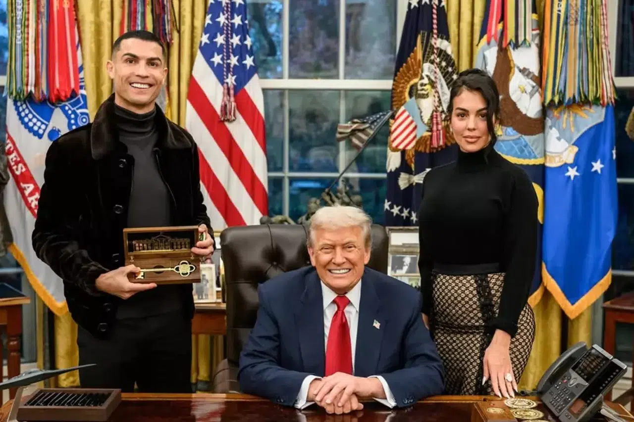 Beyaz Saray Ronaldo’ya teslim! Donald Trump’tan sembolik anahtar hediyesi