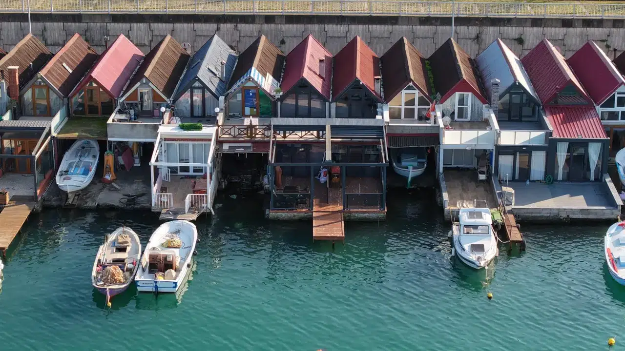 Deniz kenarında tapusuz villa skandalı! Balıkçı barınakları milyonluk malikaneye dönüştü