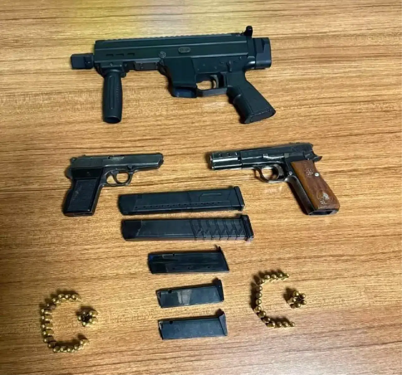 Gardırop Açıldı, Cephanelik Çıktı! Adana’daki Baskında Şoke Eden Görüntü