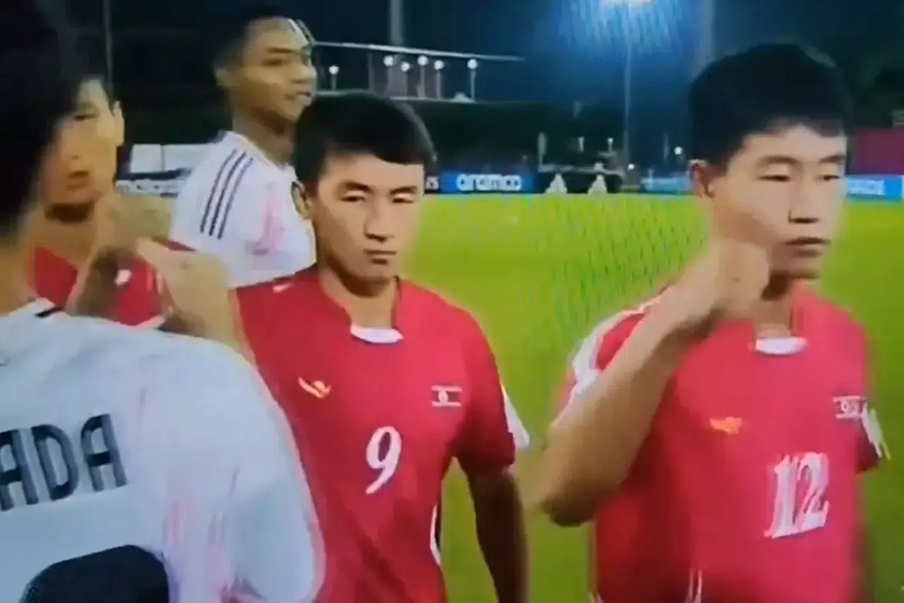 Kuzey Kore - Japonya maçında tokalaşmadılar! Yumruk selamı sosyal medyada olay oldu
