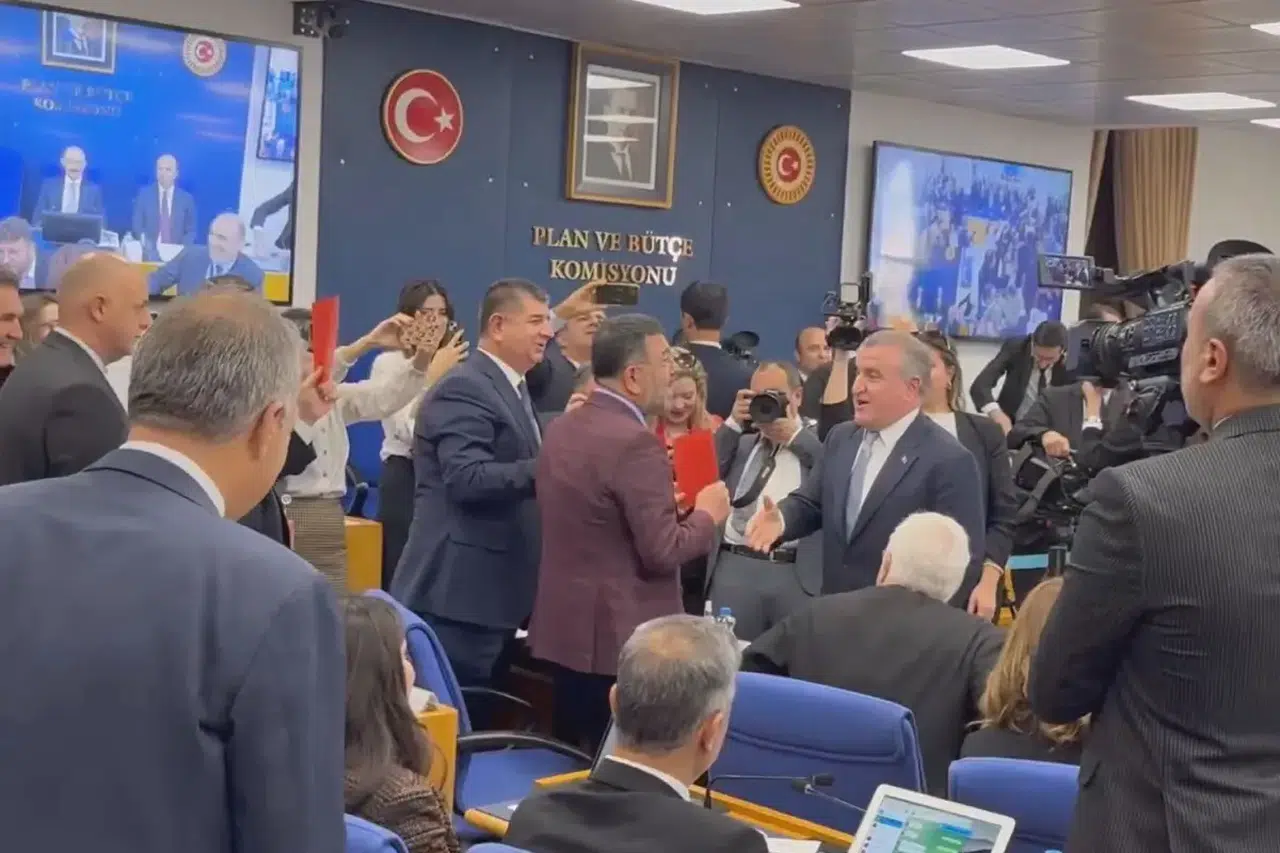 Siyasette VAR Polemiği: CHP Kırmızı Kart Gösterdi, Bakan Geri Adım Atmadı!