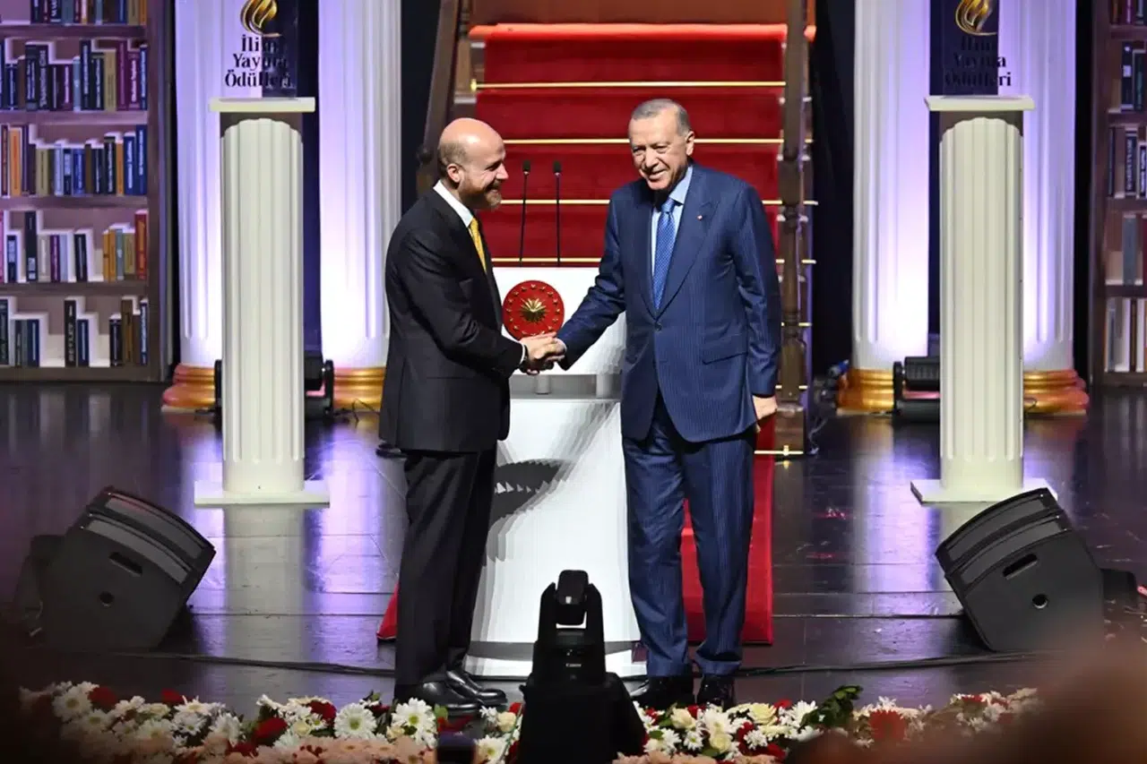 Babasıyla sahnede tokalaştı, sonra elini öptü! Bilal Erdoğan’dan duygusal anlar