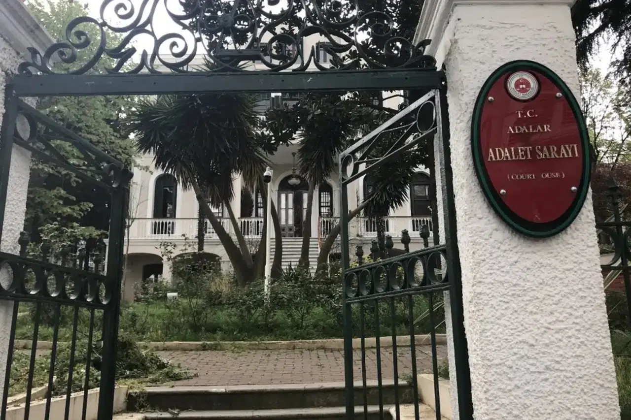 Adliyede Skandalın Arkası Kesilmiyor! Adalar’da 12 Silah Emanetten Buhar Oldu