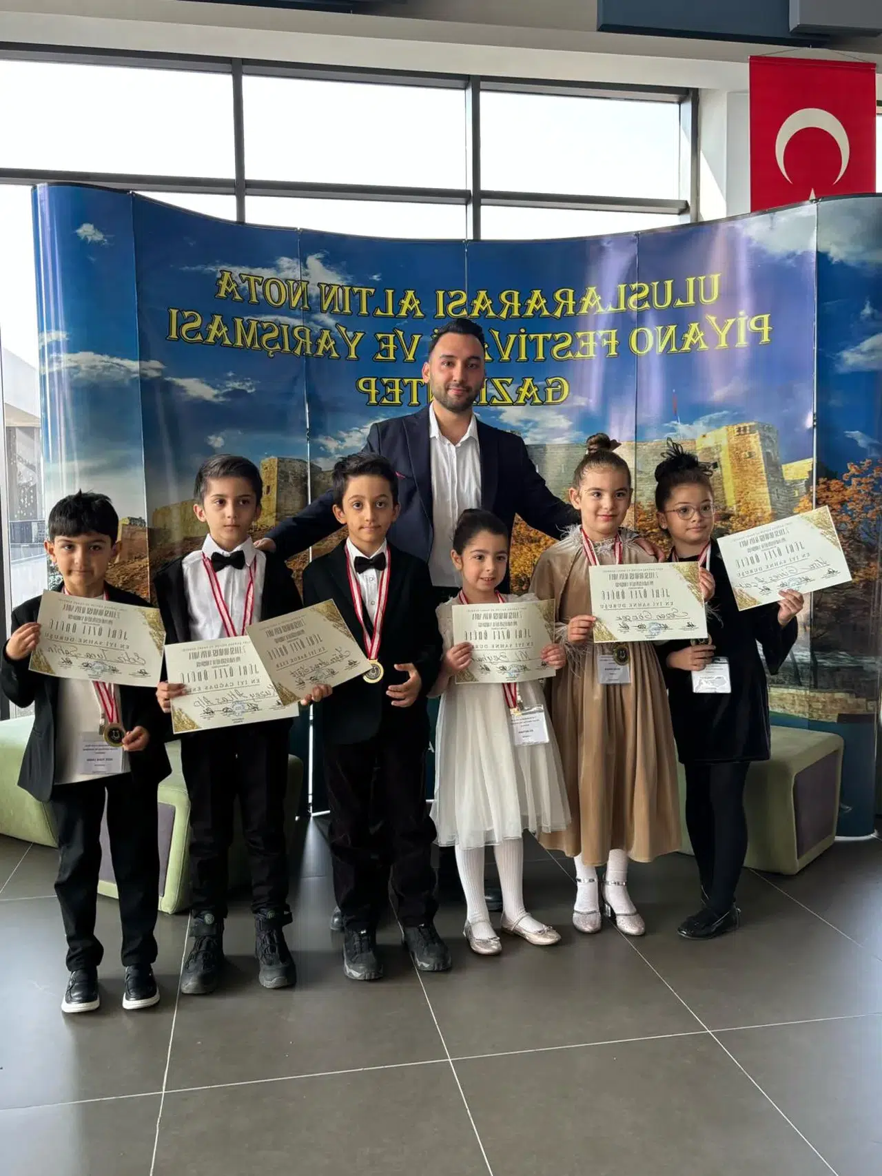 “Altın Nota’da Üçlü Zafer: Melih Koray Özdemir ve Öğrencileri Sahneyi Aydınlattı”