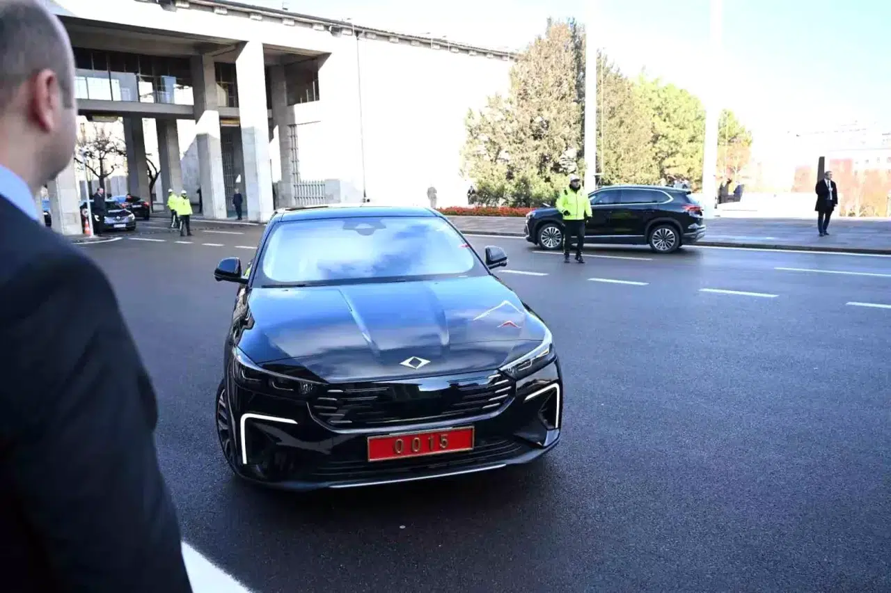 Meclise Togg şovuyla damga vurdu! Bakan Kacır T10F ile geldi, gözler üzerindeydi