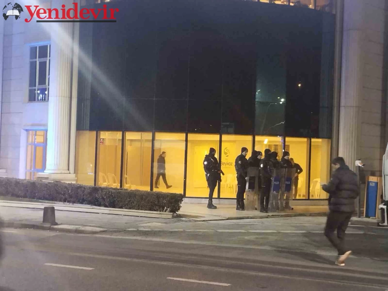 Beykoz Belediye Başkanı gözaltına alındı, suçlamalarıyla ilgili ifade vermek üzere Emniyet'e götürüldü.