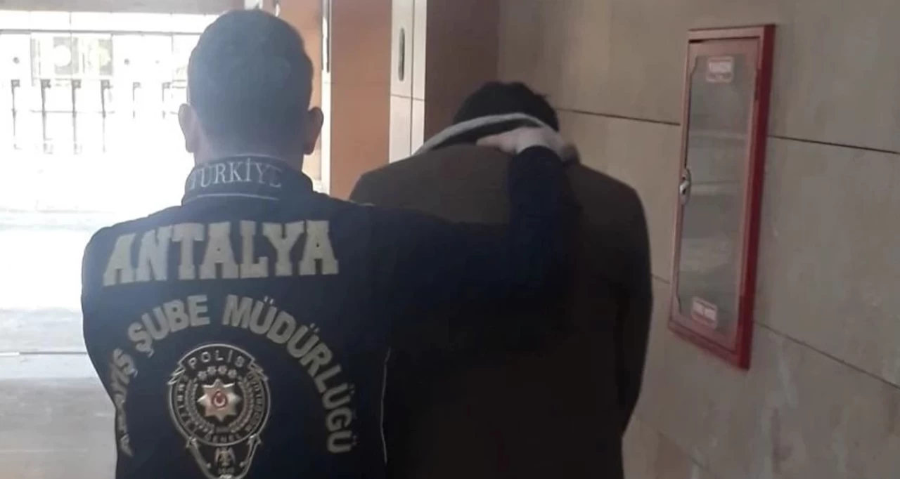 Antalya'da Kendisini MİT Görevlisi Olarak Tanıtan Dolandırıcı Yakalandı