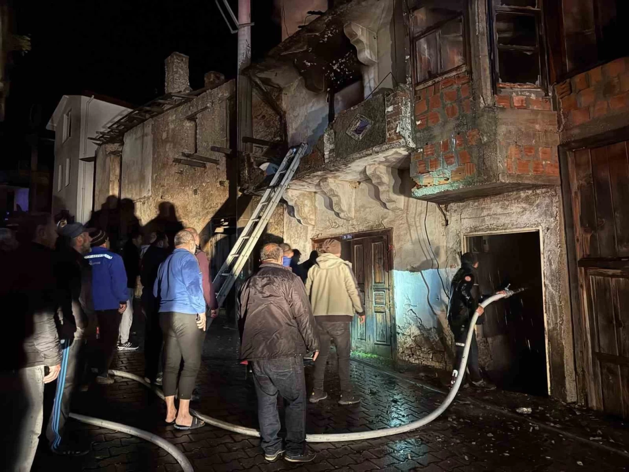 Fethiye'de İki Katlı Ev Alevlere Teslim Oldu, Saffet G. Kurtarıldı!