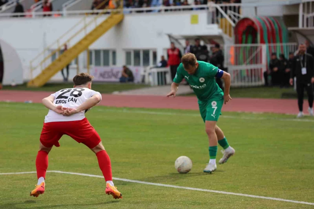 Isparta 32 Spor, 24 Erzincanspor'u 2-0 mağlup ederek galibiyetini perçinledi