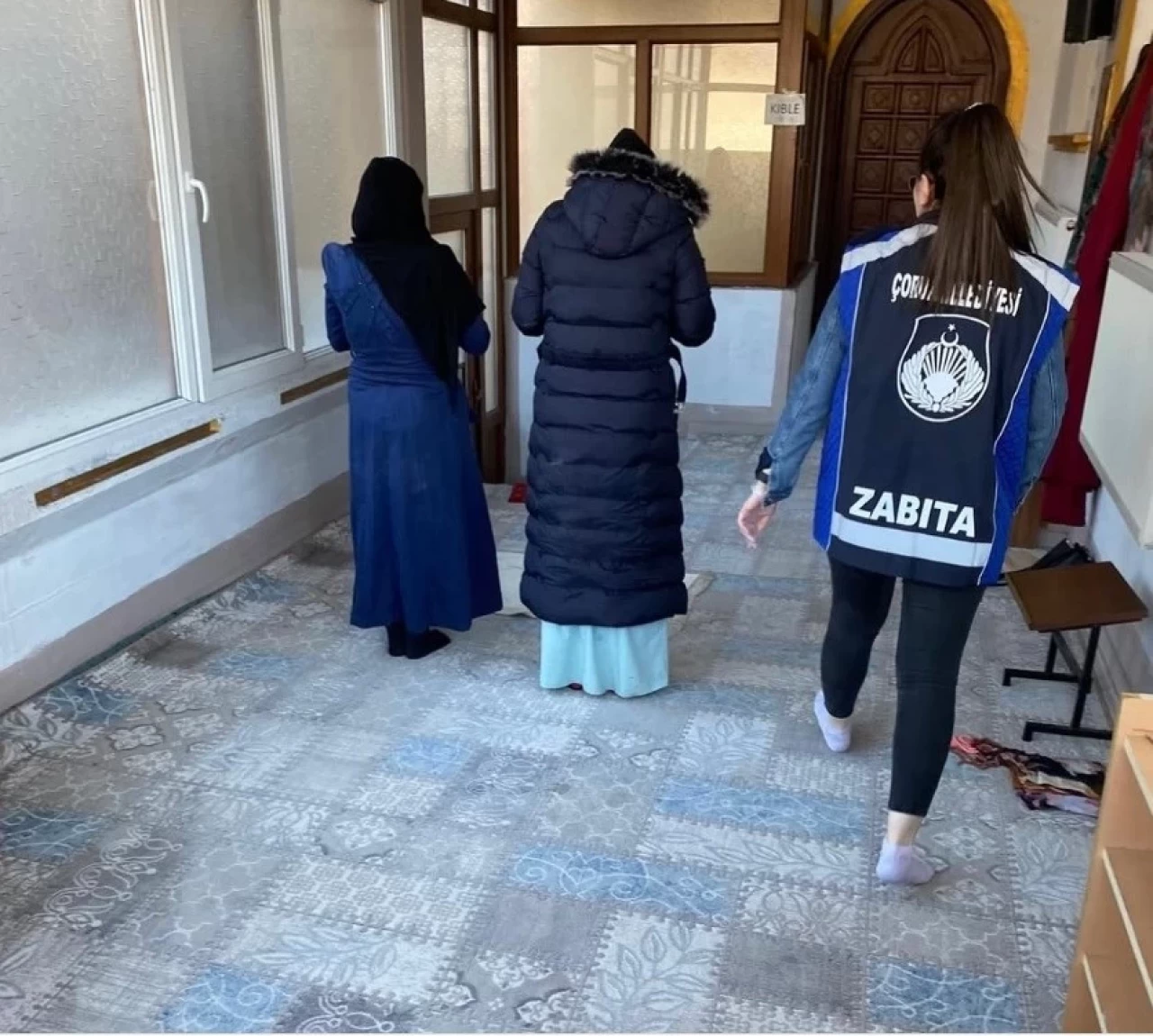 Dilenciler Zabıtayı Atlatmak İçin Camiye Kaçtı, Namaz Kılarak Kurtulmaya Çalıştılar