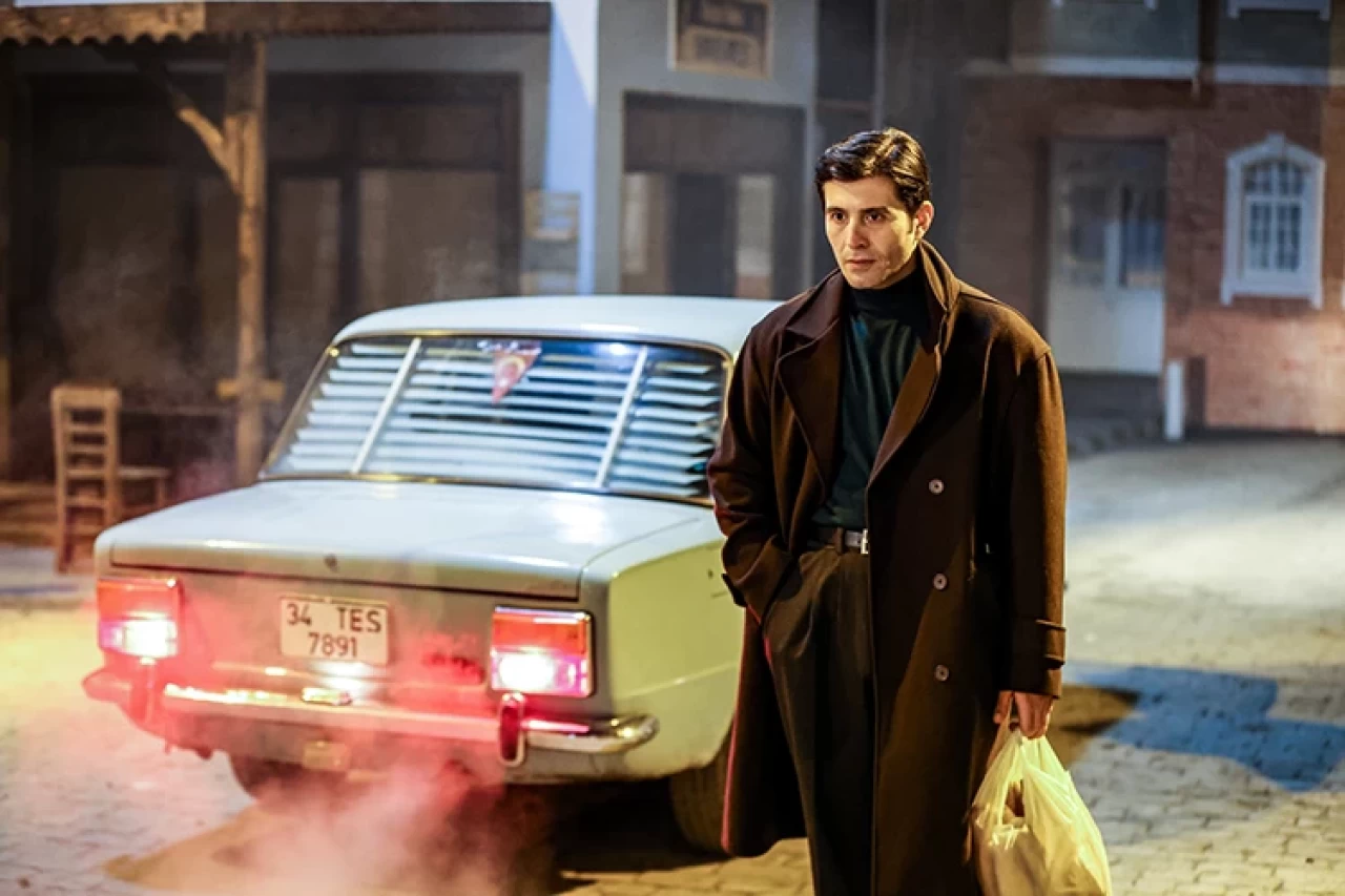 BİR ZAMANLAR İSTANBUL’DA ŞAŞIRTAN DETAY: ALİ’NİN ARABASI TESADÜF MÜ?