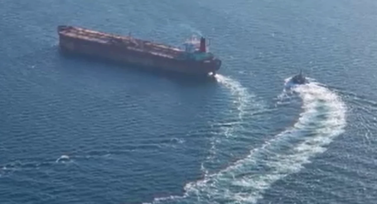 İstanbul Beylikdüzü'nde Petrol Tankerine Konteyner Gemisi Çarptı: Denize Kirli Su Boşaldı