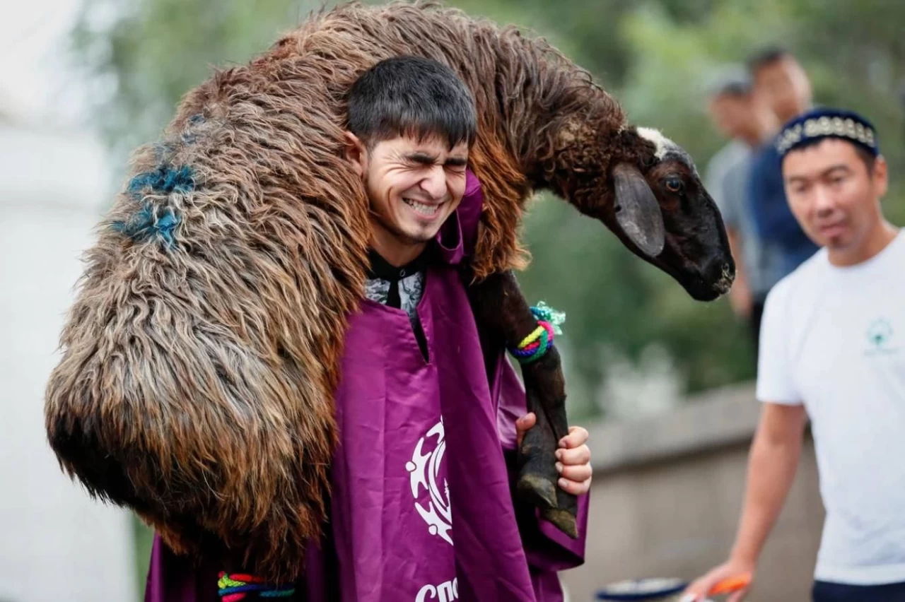 Bayram Sofrası Yeryüzüne Serildi