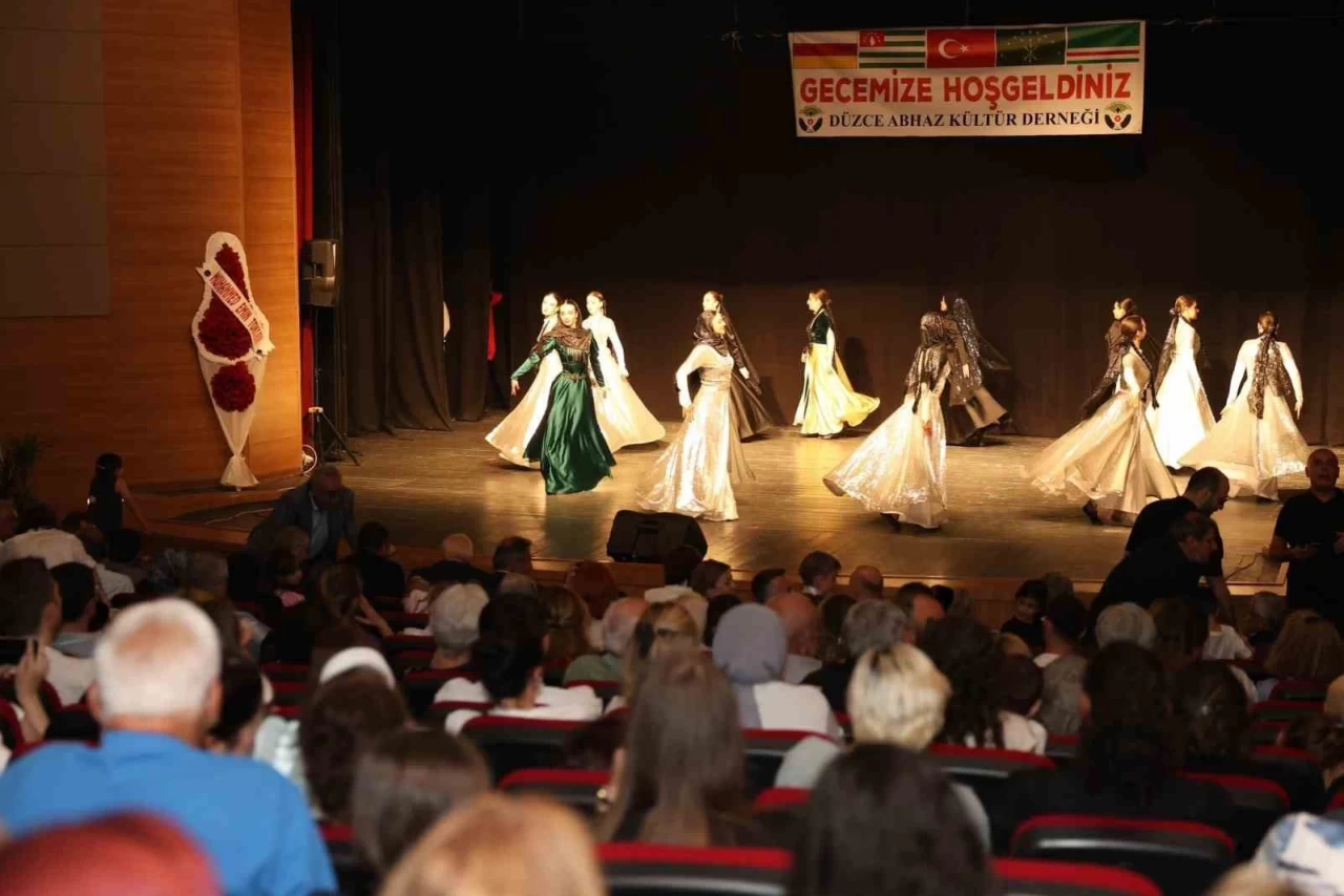 Düzce'de Renkli Kafkas Halk Dansları Gösterisi Büyük İlgi Topladı
