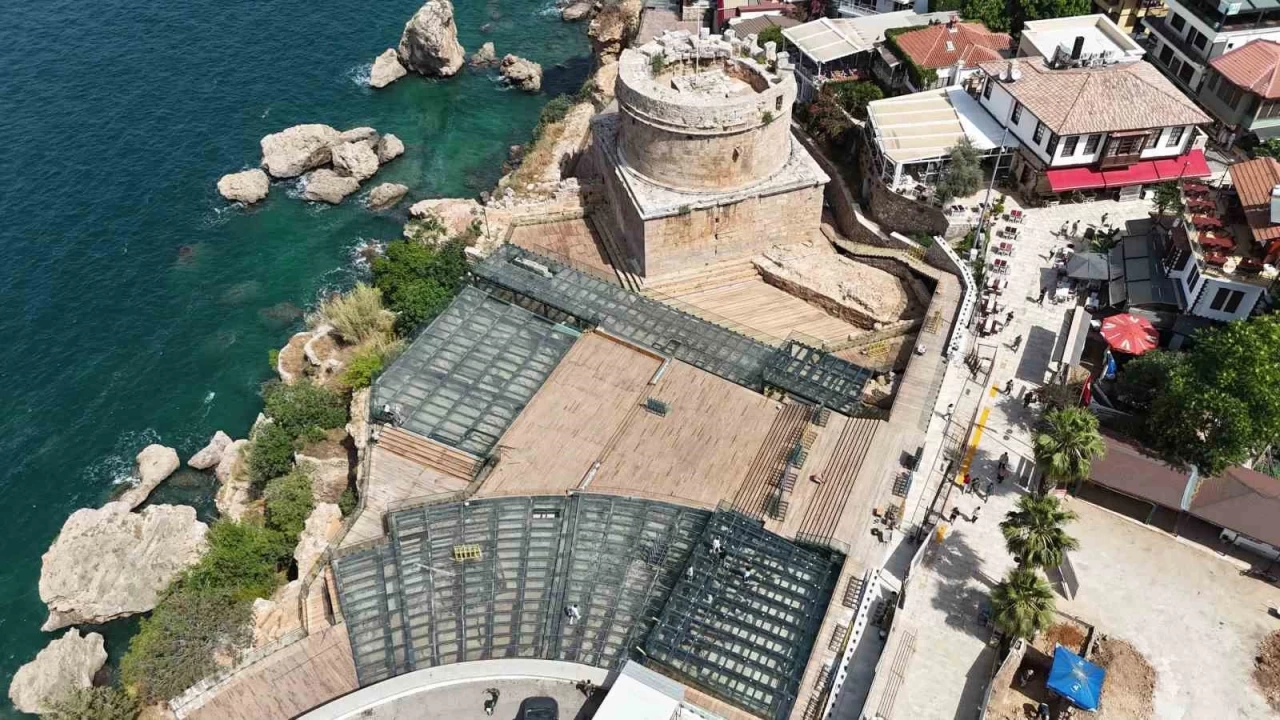 Hıdırlık Kulesi'nde Antik Keşifler: Roma Mozaiği ve Sütunlu Cadde Ortaya Çıktı