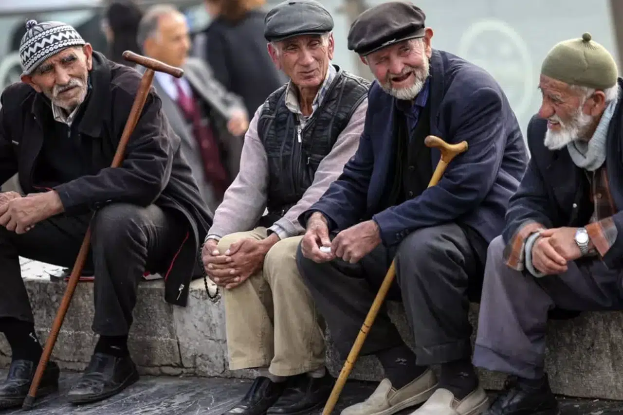 Maaşını faiziyle geri ödeyebilir! Emeklilere kötü haber SGK’dan geldi