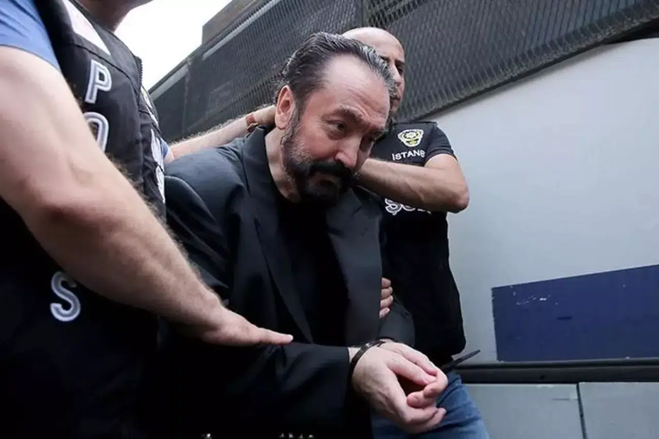 Adnan Oktar'ın Cezaevindeki Son Pozu Gündem Oldu: Avukatı “Gençlik Sırrını Buldu” Dedi