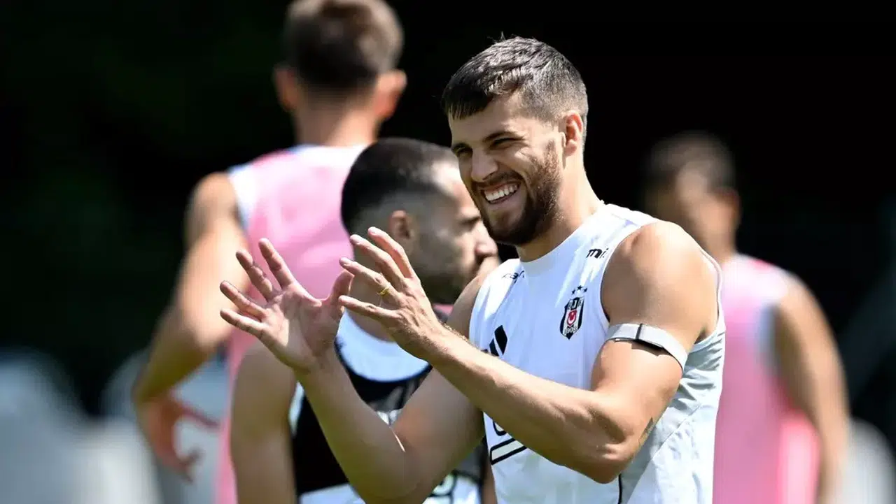 Beşiktaş’ın Yeni Sol Bekinden Sürpriz Hamle! Eleştiriler Sonrası O Kararı Aldı