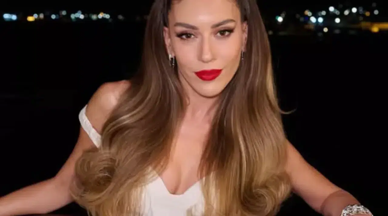 Sinem Kobal Paris’i Salladı! Pozları Sosyal Medyada Rekor Kırdı