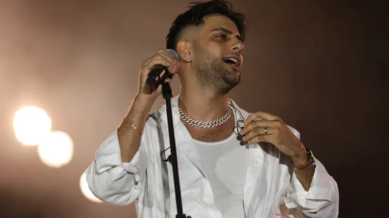 Sahnede Gergin Anlar! Reynmen'e Para Fırlatılınca Ortalık Karıştı: “Paramı Alıp Geldim Zaten!”