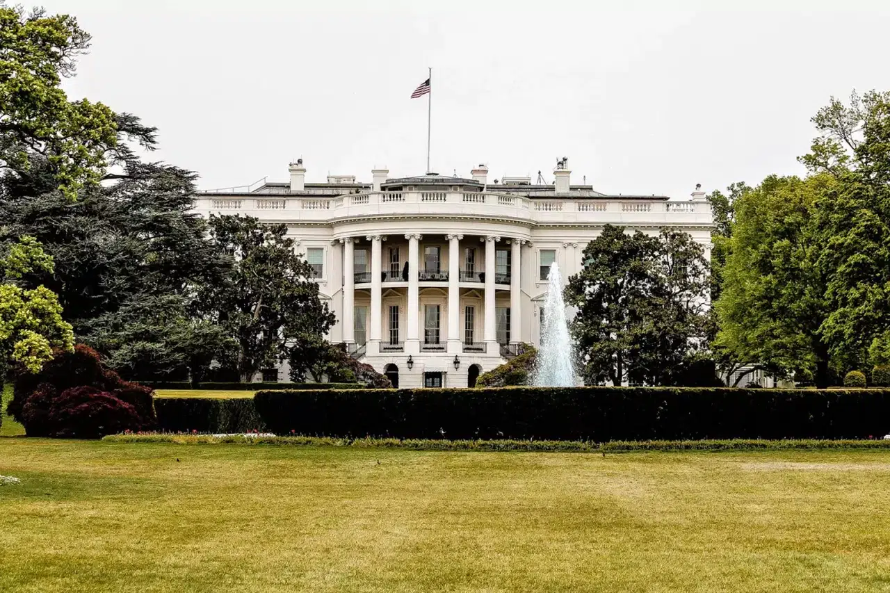 Washington’da Gece Yarısı Şüpheli Alarm! Beyaz Saray Önü Neden Kapandı?