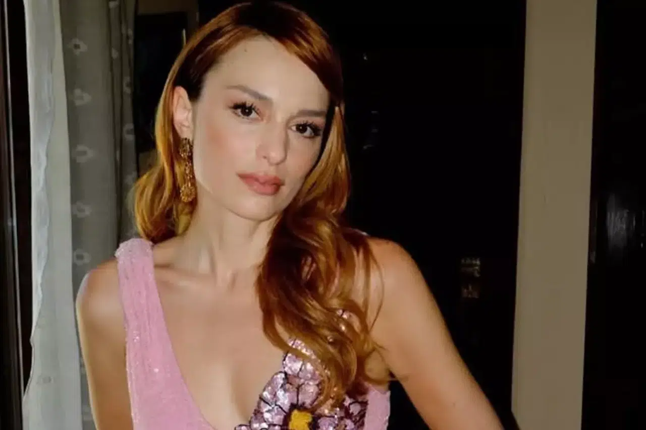 Nilperi Şahinkaya Aşk Söylentilerini Bitirdi! “Kalbim Boş, Bu Yaz Sadece Annemle Olacağım”