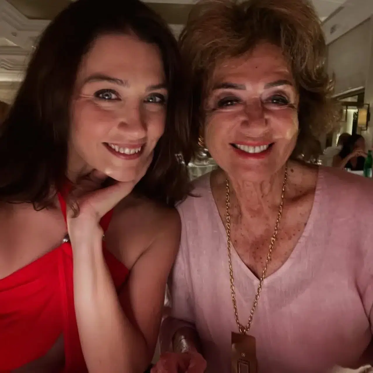 Cannes Buluşması Olay Yarattı! Ceren Benderlioğlu, Türk Sinemasının Efsanesi Sema Özcan’la Aynı Masada