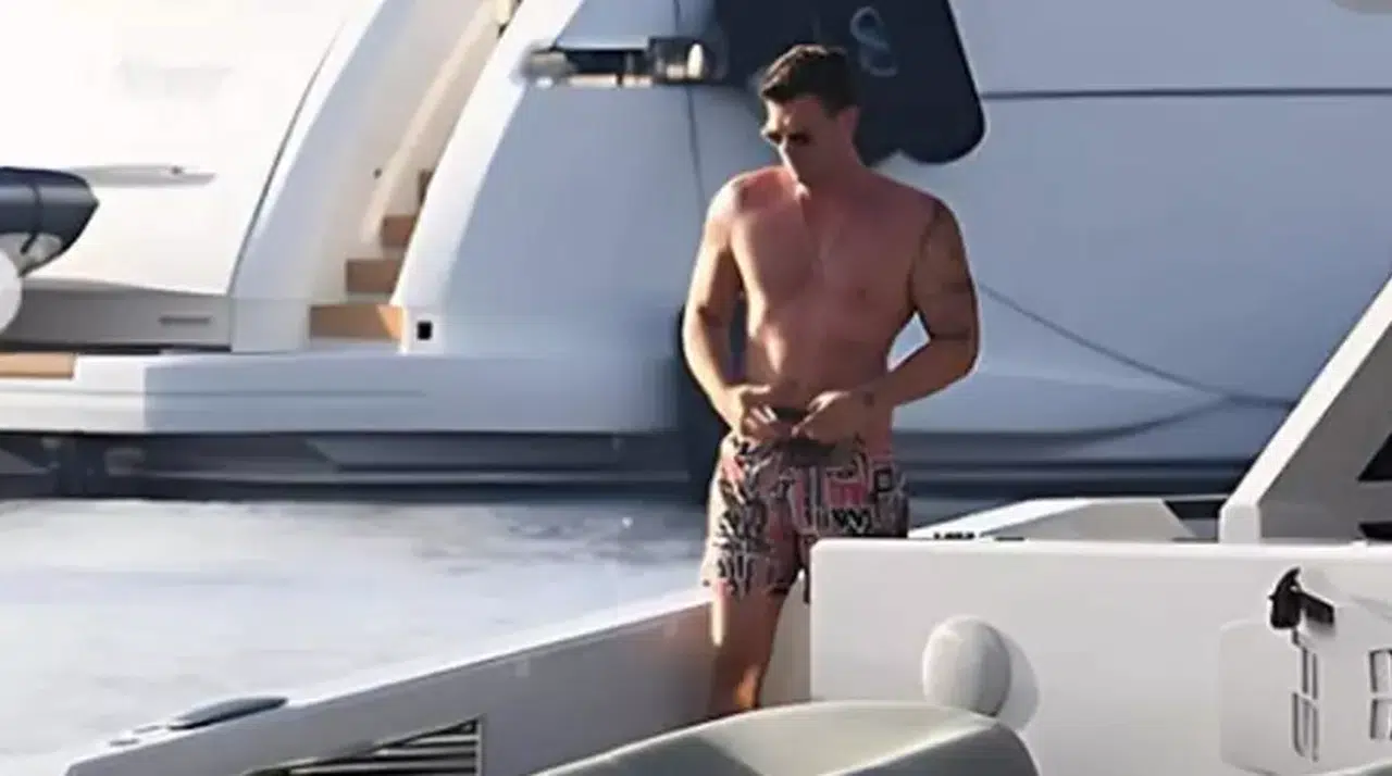 Kıvanç Tatlıtuğ Yalıkavak’ta Ortaya Çıktı! Lüks Yatıyla Tüm Dikkatleri Üzerine Çekti