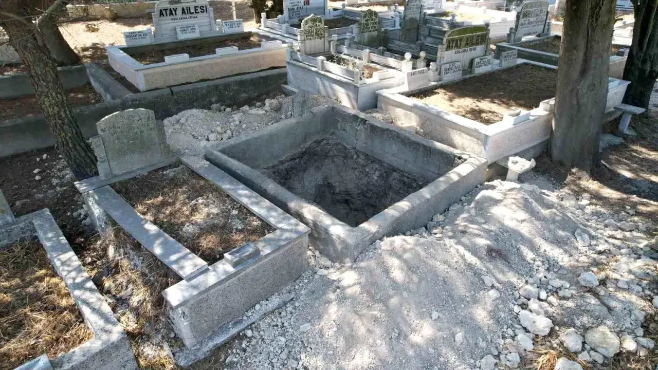 Kemikler Ortalığa Saçıldı! Arnavutköy’de Definecilerin Kazdığı Mezarlık Mahalleliyi Ayağa Kaldırdı