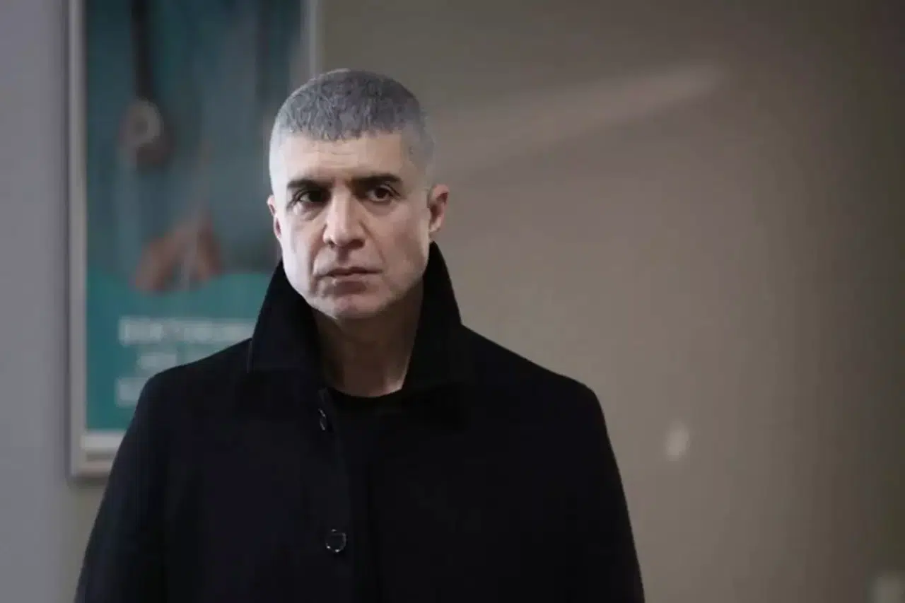 Özcan Deniz Sahnedeki Sözleriyle Ailesine Sitem Etti: “İnsan En Çok En Yakınıyla Sınanır”