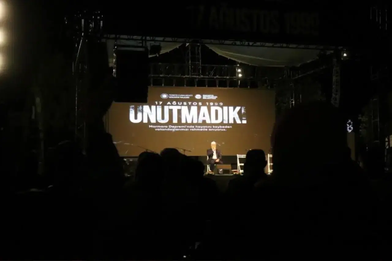 O Gece Bir Kez Daha Hatırlandı: 17 Ağustos Depremi Anmasında Gözyaşları Sel Oldu!