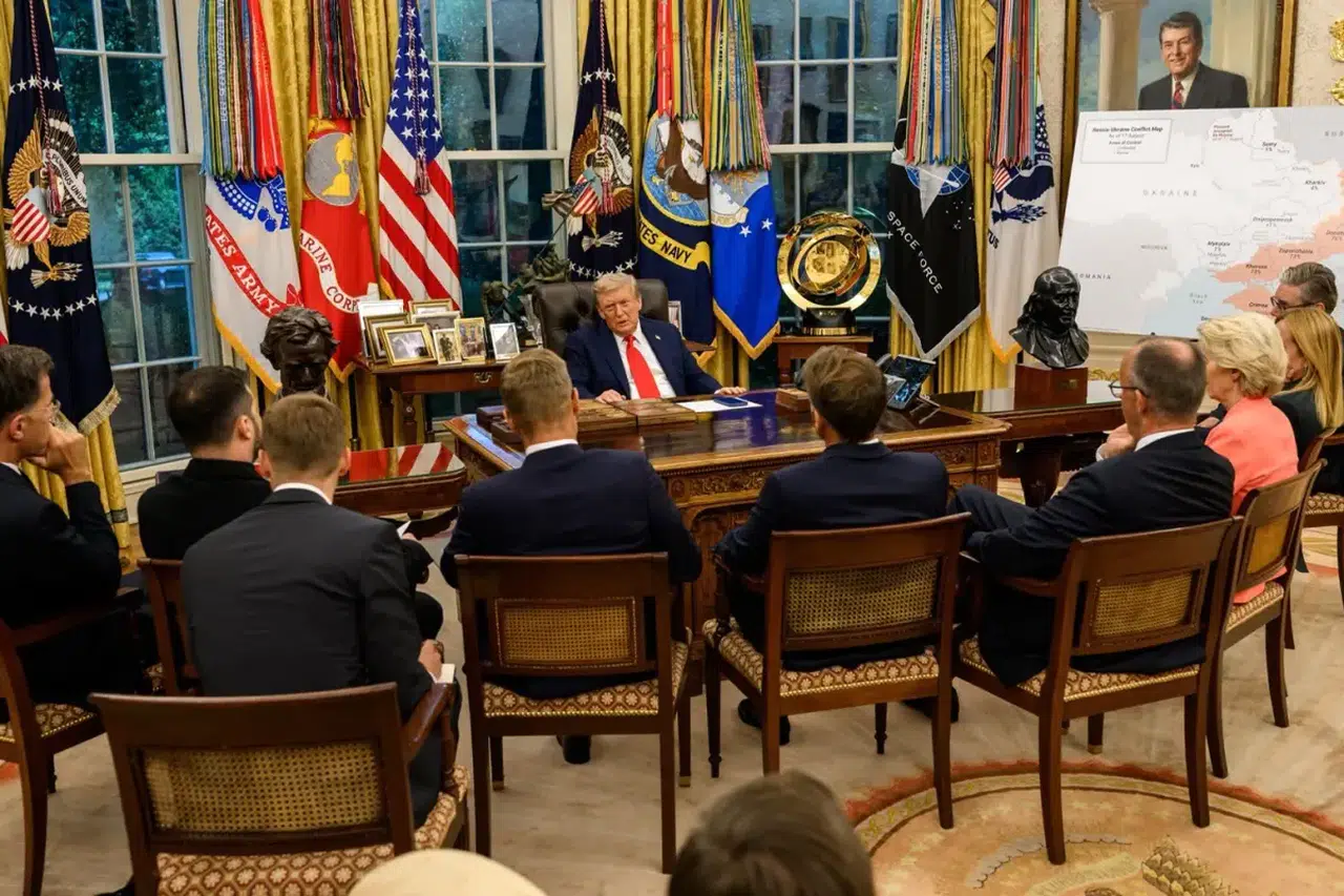 Oval Ofis'te olay yaratan kare! Trump, Avrupa liderlerini yan yana dizdi: “Dünyaya kimin patron olduğunu gösteriyor”