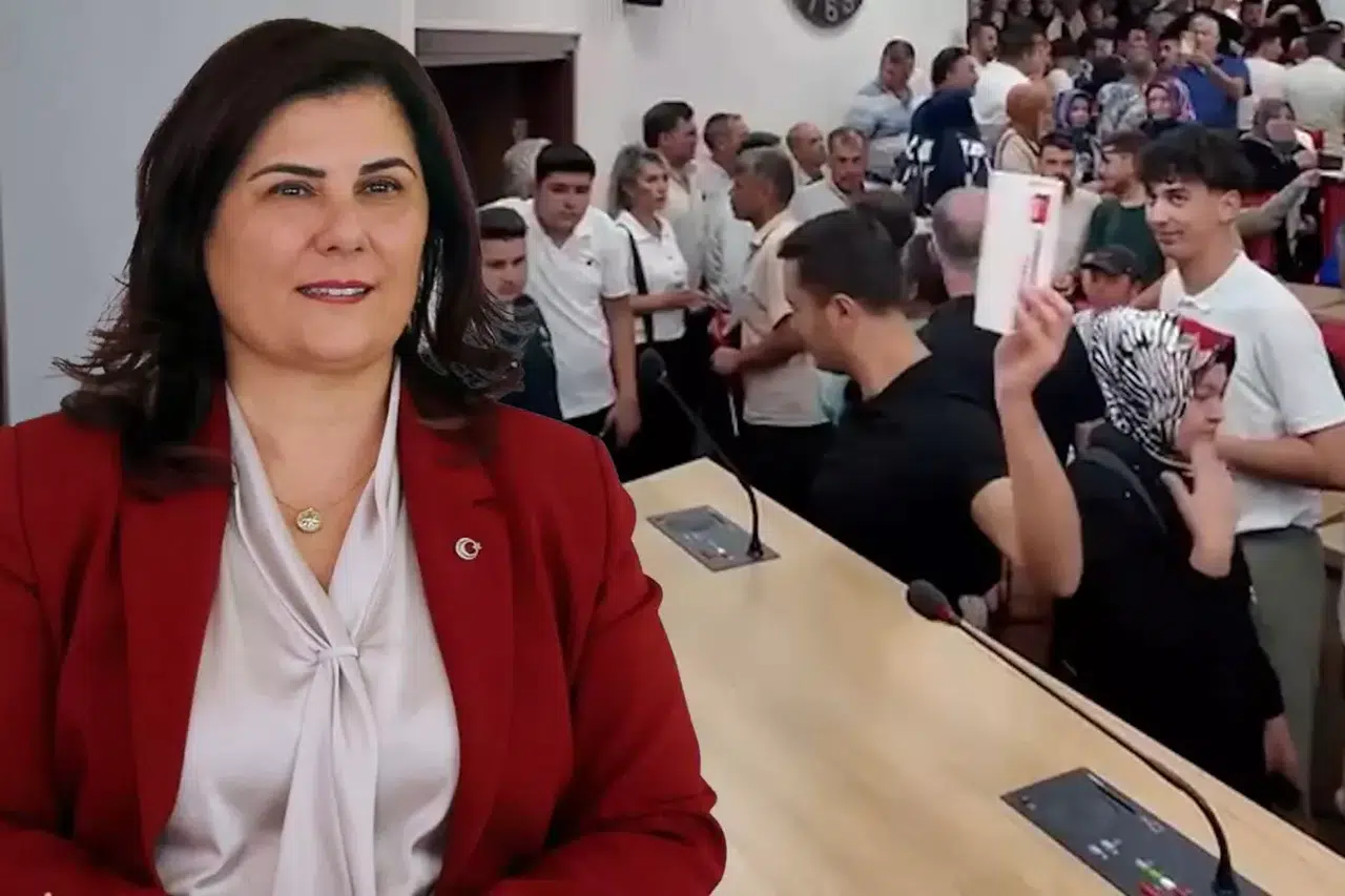 Aydın Belediye Binasında Kartlar Yere Atıldı! Özlem Çerçioğlu Krizi Büyüyor