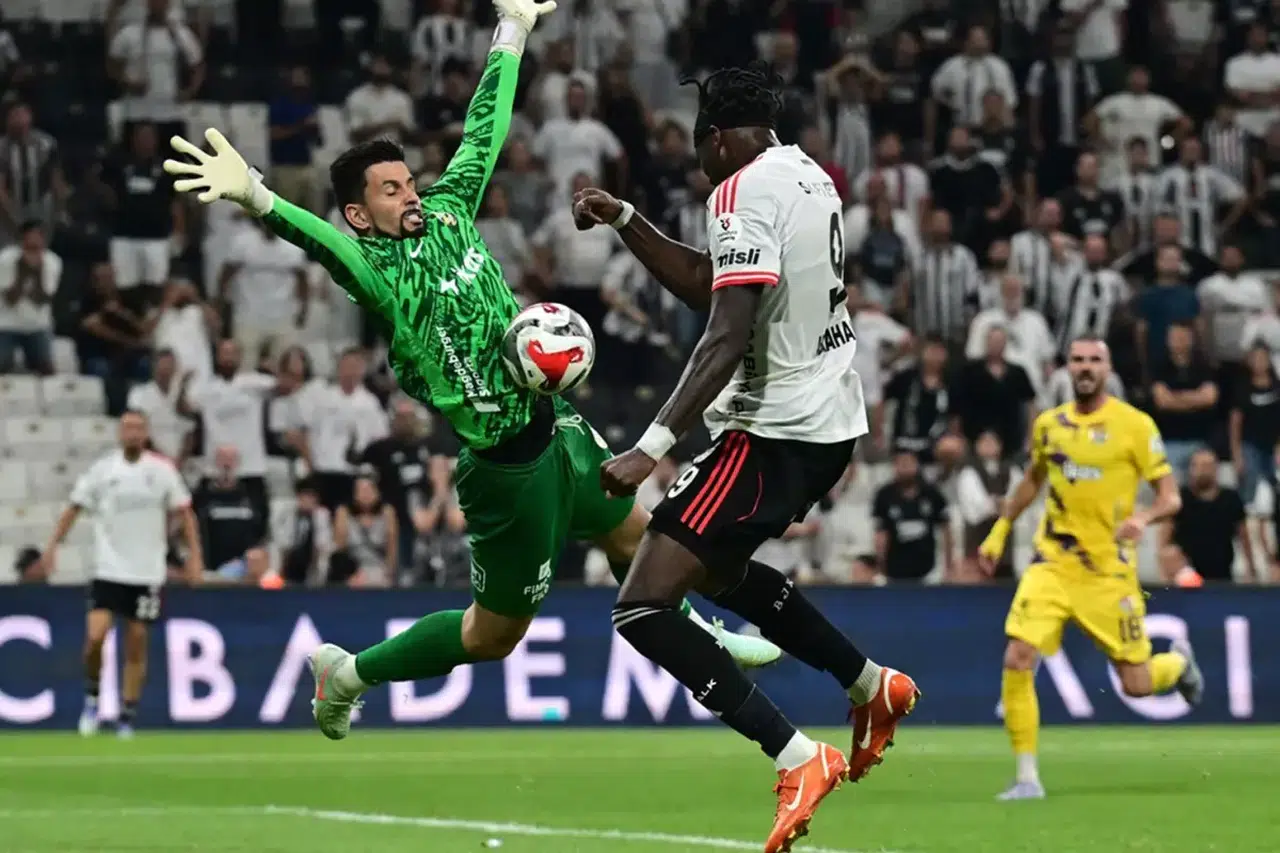 Beşiktaş'ı Zorlasa da Yetmedi! Marcos Felipe İlk Maçında Devleşti, Solskjaer Bile Kutladı