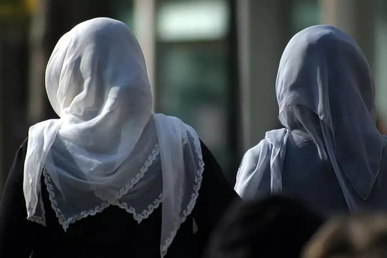 KKTC'de Başörtüsü Krizi! Mahkeme Tüzüğü İptal Etti, Ortalık Karıştı