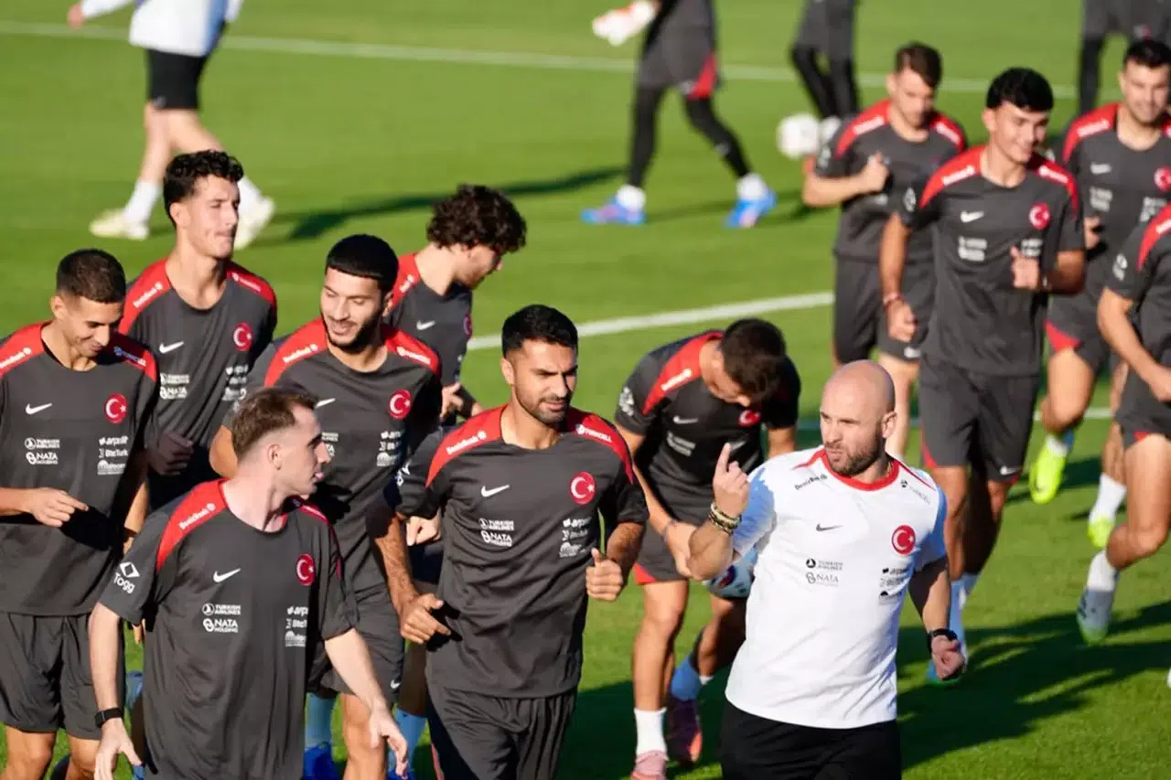 Milli Takım Kampında Dikkat Çeken An: Kerem Aktürkoğlu Fenerbahçelilerle Aynı Hizada