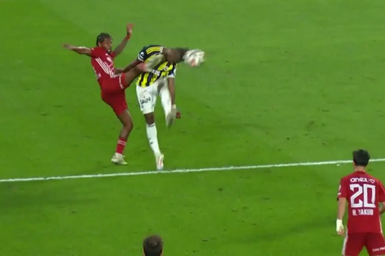 Fenerbahçe-Antalyaspor maçında verilen penaltı doğru muydu, pozisyonda temas var mıydı?