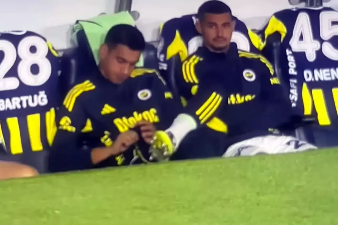 İrfan Can Eğribayat’ın oturuşu neden gündem oldu? Ümit Özat’tan sert çıkış