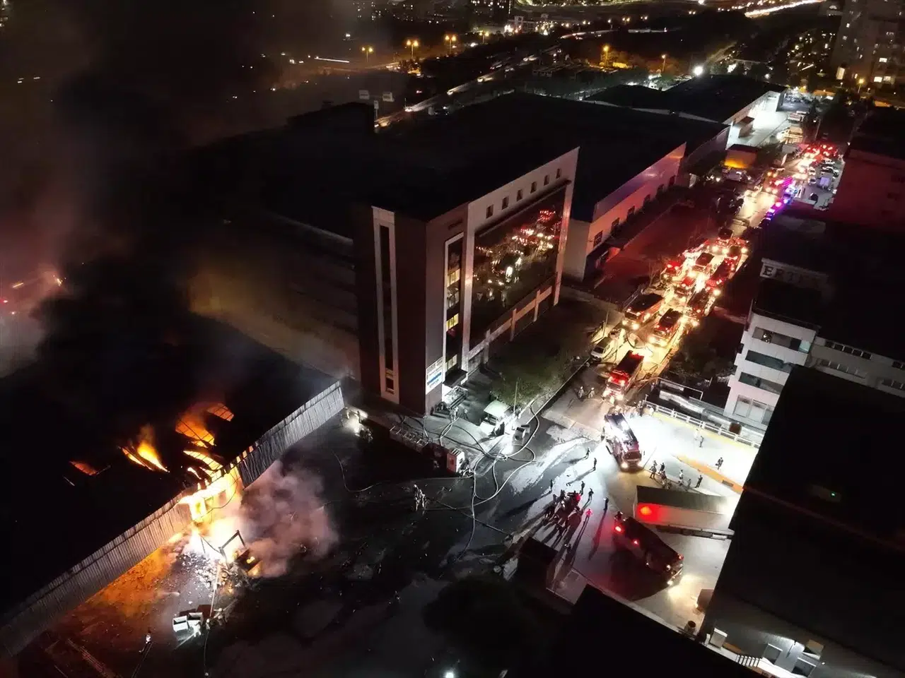 Başakşehir’de korkutan yangın: Patlamalar sokaktan duyuldu, araçlar kül oldu