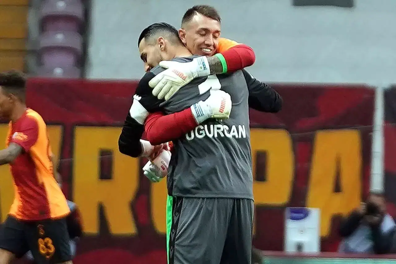 Vedası Duygulandırdı! Muslera'dan Kaleyi Devralan Uğurcan’a Anlamlı Mesaj