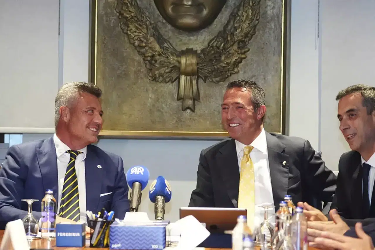 Fenerbahçe’de Mazbata Töreninde Güldüren An! Ali Koç ve Sadettin Saran Arasında Viral Diyalog