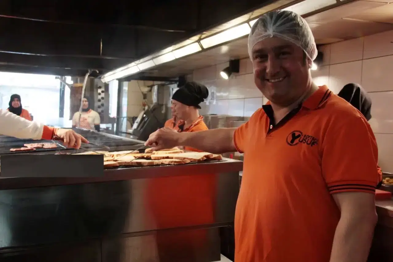 Köfteci Yusuf'tan Tüm Şubelerde Hayvan Yasağı! Sosyal Medya İkiye Bölündü